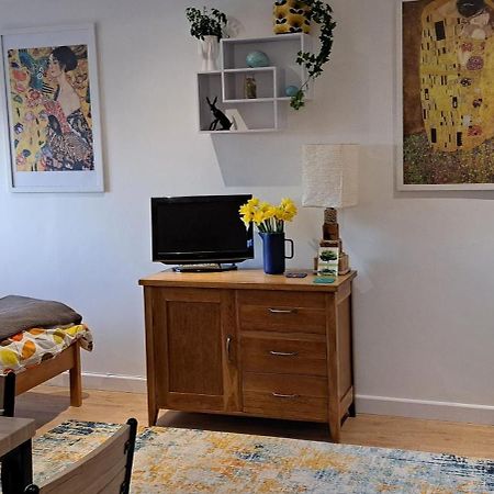 Modern Studio Apartment With Outstanding Views, Sleeps 2 Newlyn Eksteriør bilde