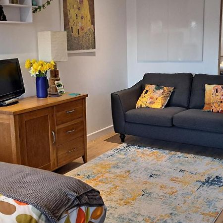 Modern Studio Apartment With Outstanding Views, Sleeps 2 Newlyn Eksteriør bilde